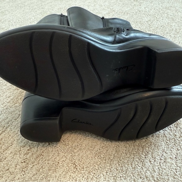 Clarks Women's Black Zip Up Dream Faux Leather Riding Boots Size 8 1/2M EUC - Picture 13 of 13